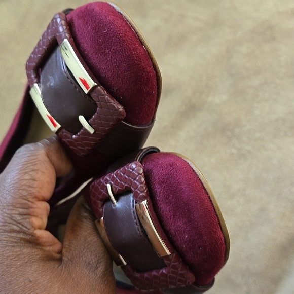 Tahari Venice Maroon Ballerina Flats with Golden Buckle Size 8M - Picture 6 of 8